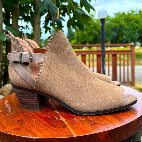 Lucky Brand Shoes - Lucky Brand size 8.5 Tan Suede Mules with Open-Toe Design